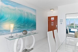 Modern decor - Ocean Wind – Luxury Beachfront Condo, Pool & Gym (Hollywood)