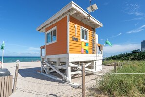 A lifeguard tower with a sign reading "1 Tower" and "Havendale Beach."