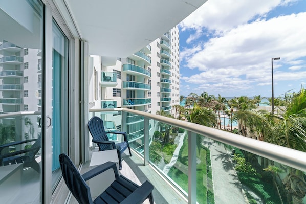 Breathe in the fresh air and soak up the views from the balcony - Ocean Wind – Luxury Beachfront Condo, Pool & Gym (Hollywood)