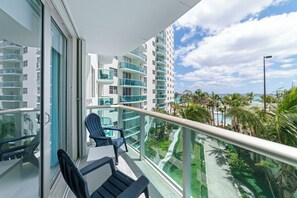 Unclassified image, 5 of 23, button - Ocean Wind – Luxury Beachfront Condo, Pool & Gym (Hollywood)
