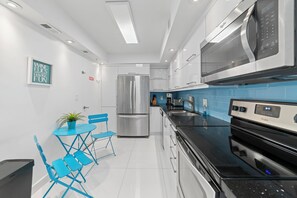 Fully equipped kitchen - Ocean Wind – Luxury Beachfront Condo, Pool & Gym (Hollywood)