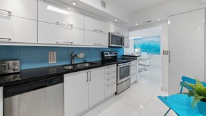 Cafetera/tetera, refrigerador, microondas, horno