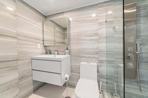Dusche, Haartrockner, Handtücher