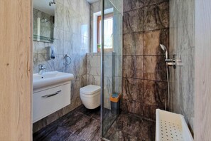 Shower - Holiday Home Wiśniowa with Pool and Nature (Iwierzyce)