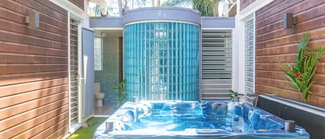 Bain à remous extérieur