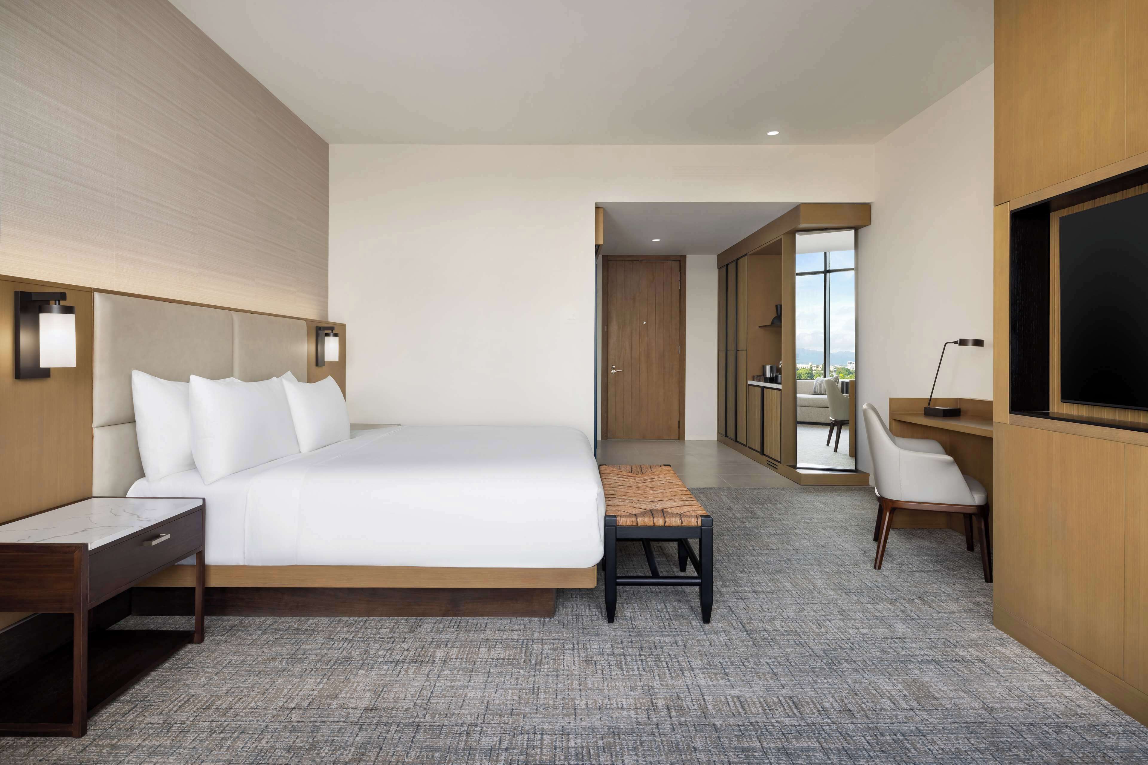 Kamer, 1 kingsize bed, hoek | Een minibar, een kluis op de kamer, een bureau, een laptopwerkplek