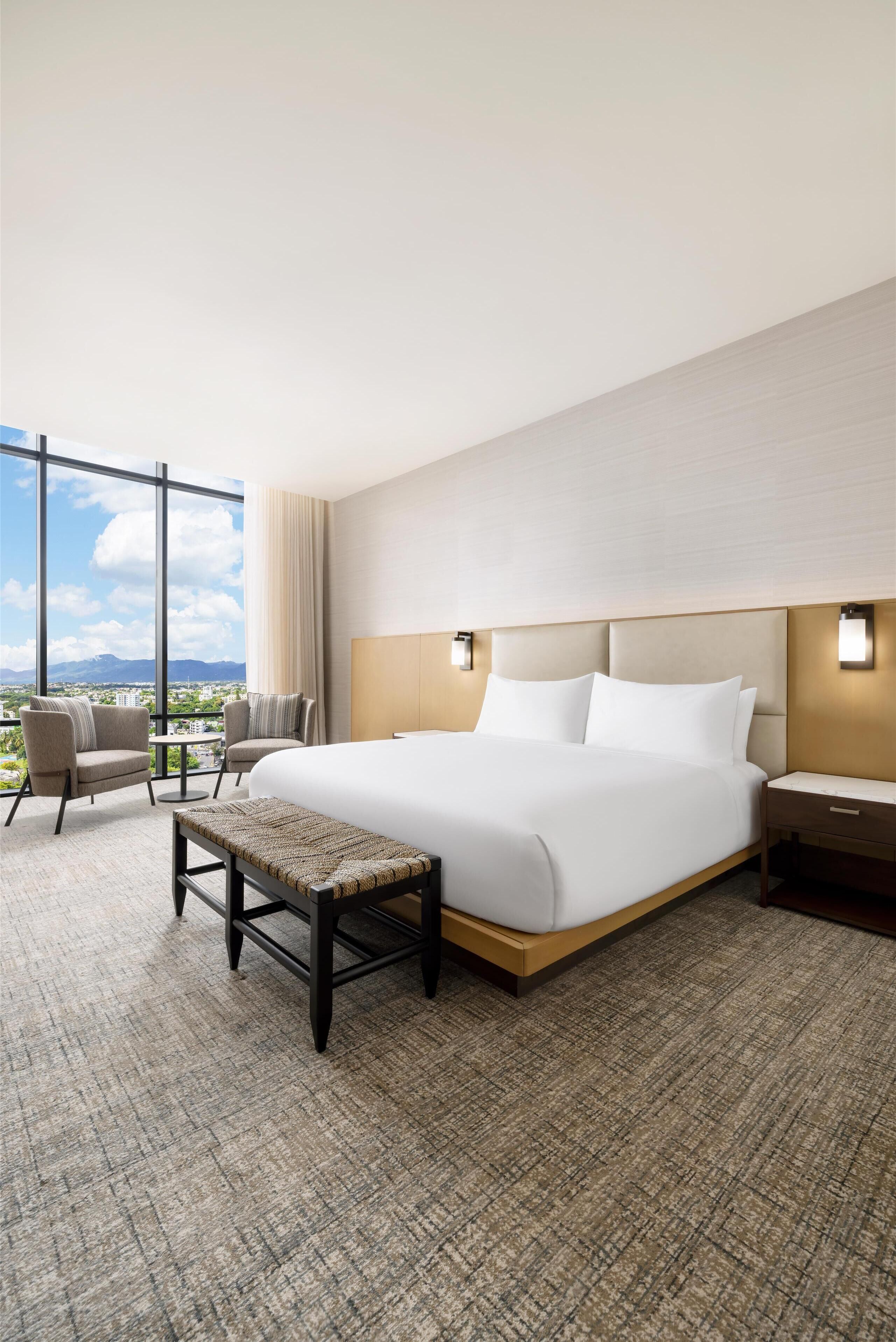 Minibar, coffres-forts dans les chambres, bureau