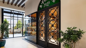 A storefront with a large glass window and a green sign reading "A'FUENTE 1912".