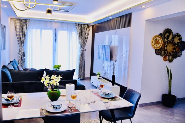 In-room dining - spacious 3 bedroom in kilimani gym&pool (Nairobi)