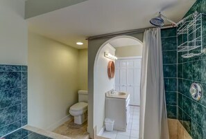 Douche, sèche-cheveux, serviettes fournies, savon