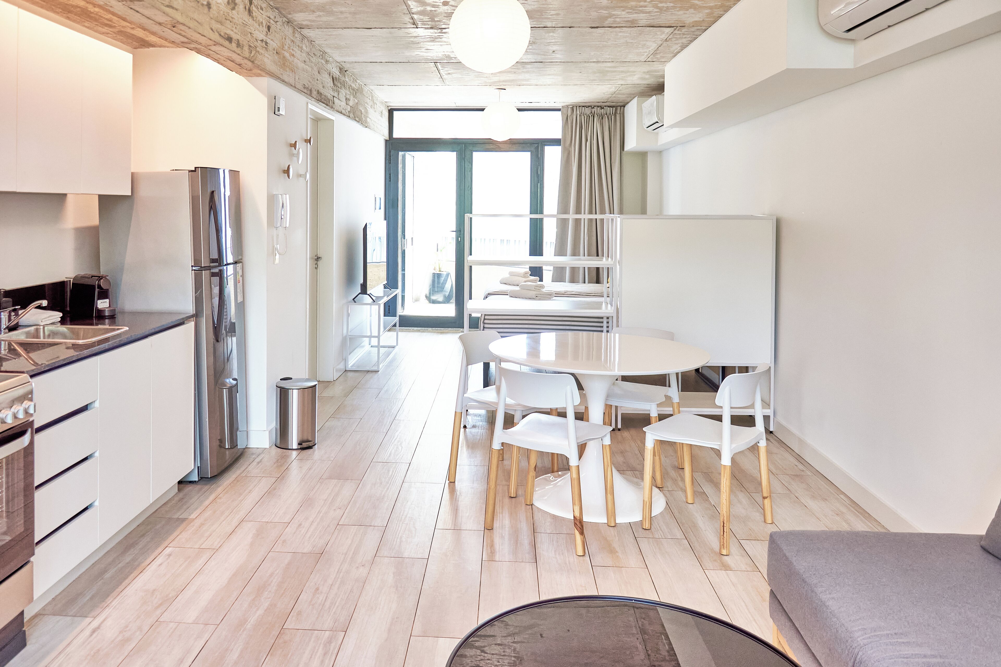 Studiolejlighed (B) | Pengeskab på værelset, mørklægningsgardiner, lydisolering