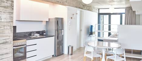 Studio (B) | Värdeförvaringsskåp på rummet, mörkläggningsgardiner och ljudisolering