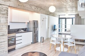 Stüdyo (B) | Odada kasa, güneşlik/perde, ses yalıtımı, ütü/ütü masası 