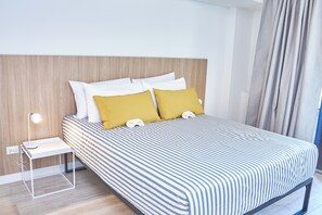 Stüdyo (A) | Odada kasa, güneşlik/perde, ses yalıtımı, ütü/ütü masası 