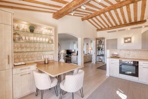 Fridge, microwave, oven, stovetop - Villa Alouette, Sea view, swimming pool, air conditioning (Cavalaire-sur-Mer)