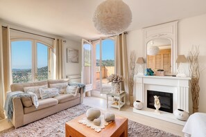 TV - Villa Alouette, Sea view, swimming pool, air conditioning (Cavalaire-sur-Mer)