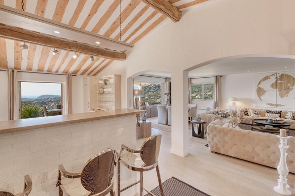 TV - Villa Alouette, Sea view, swimming pool, air conditioning (Cavalaire-sur-Mer)