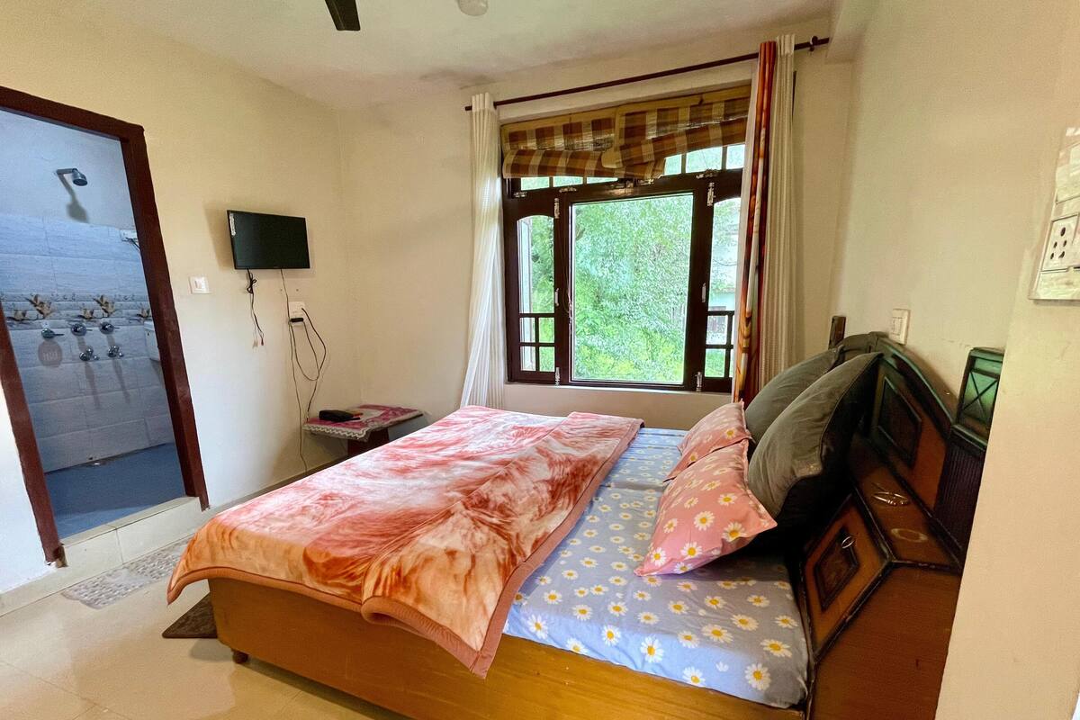 Standard Studio, Balcony, Mountain View | Laptop workspace, free WiFi