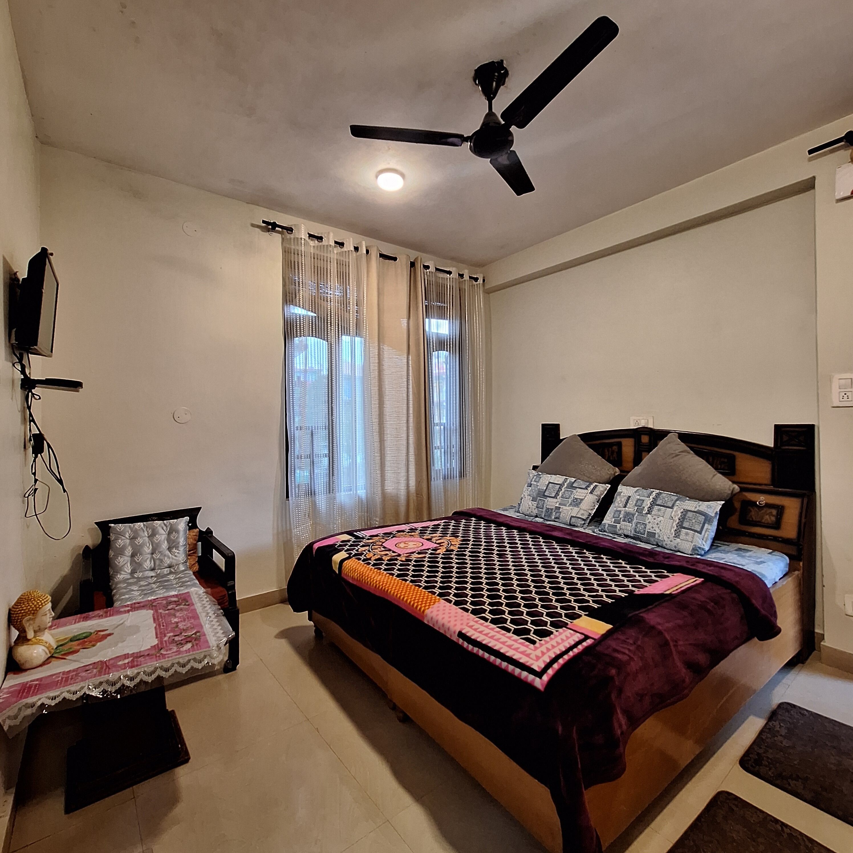 Comfort Room | Laptop workspace, free WiFi