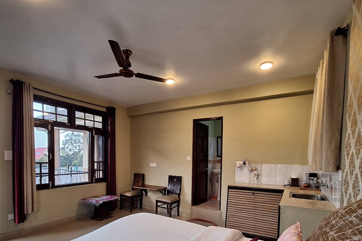 Exclusive Studio Suite | Laptop workspace, free WiFi