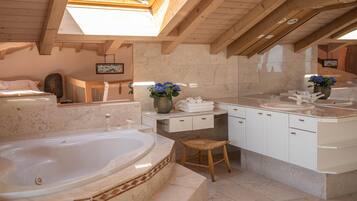 SĂšche-cheveux, serviettes fournies