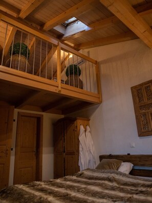 Unclassified image, 2 of 26, button