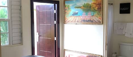 1 habitación, tabla de planchar con plancha, wifi y ropa de cama