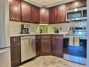 Jääkaappi, mikroaaltouuni, uuni, liesi