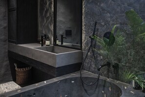 Deluxe Villa, Balcony | Bathroom | Rainfall showerhead, free toiletries, hair dryer, bidet - Predmet Padonan (Canggu)