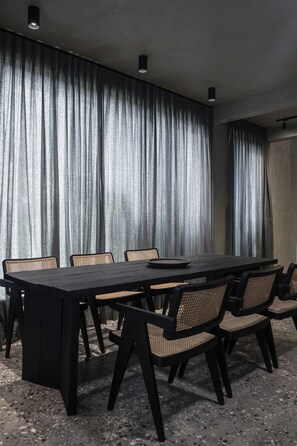 Deluxe-Villa, Balkon | Essbereich im Zimmer