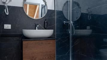 Een haardroger, handdoeken, zeep, shampoo