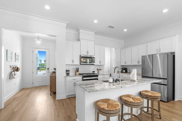 Micro-ondes, four, plaque de cuisson, lave-vaisselle