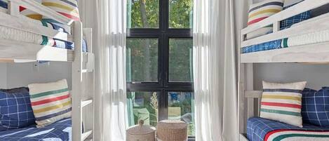 6 habitaciones, escritorio, tabla de planchar con plancha y wifi