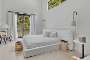 6 bedrooms, iron/ironing board, WiFi, bed sheets
