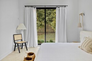 6 bedrooms, desk, iron/ironing board, WiFi