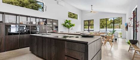 Refrigerador, microondas, horno, placa de cocina