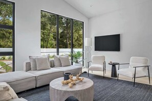 智能电视、壁炉、书