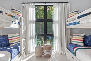 6 quartos, escrivaninha, ferros/tábuas de passar roupa, Wi-Fi