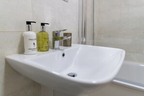 Towels, shampoo - Stay Near Heathrow! Pristine, Convenient & Only 5 Mins to the Terminals (Staines)