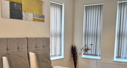 Stay Near Heathrow! Pristine, Convenient & Only 5 Mins to the Terminals