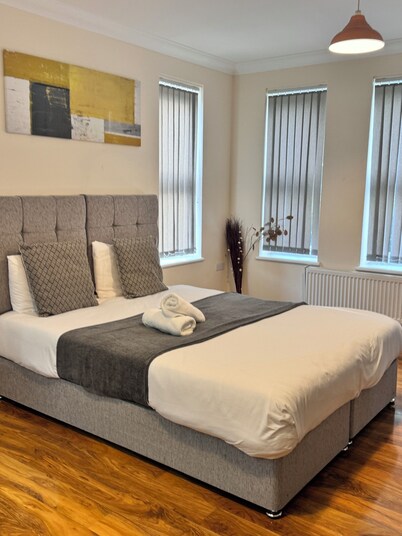 Stay Near Heathrow! Pristine, Convenient & Only 5 Mins to the Terminals