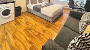 Soundproofing, WiFi (free) - Stay Near Heathrow! Pristine, Convenient & Only 5 Mins to the Terminals (Staines)