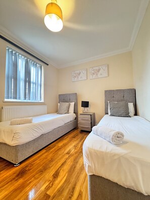 Soundproofing, free WiFi - Stay Near Heathrow! Pristine, Convenient & Only 5 Mins to the Terminals (Staines)