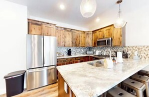 Fridge, microwave, oven, stovetop - Crooked River Townhome Brian Head 4 bdrm 3 bth (Brian Head)