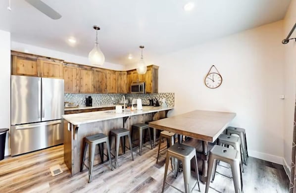 Fridge, microwave, oven, stovetop - Crooked River Townhome Brian Head 4 bdrm 3 bth (Brian Head)