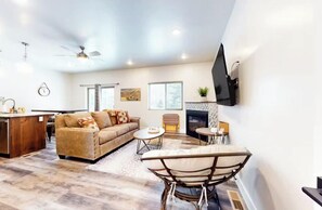 Fireplace - Crooked River Townhome Brian Head 4 bdrm 3 bth (Brian Head)