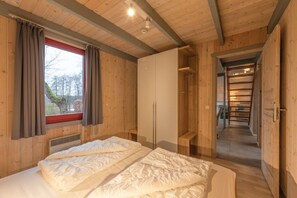 2 Schlafzimmer, Reisekinderbett