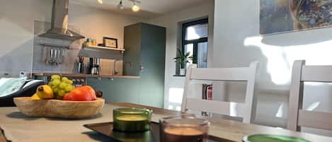 Réfrigérateur, four, plaque de cuisson, cafetière/bouilloire