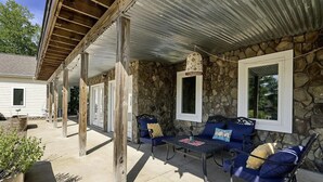 Terrace/patio - 5 BDRM Dog Friendly, Lake Access Getaway w/Playground, Fire Pit & more (Louisa)