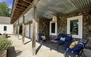 Terrace/patio - 5 BDRM Dog Friendly, Lake Access Getaway w/Playground, Fire Pit & more (Louisa)